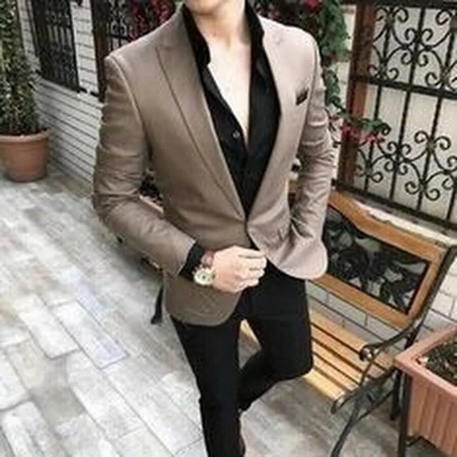 Classic sharp outfit. Коричневый пиджак под черные джинсы. Образ мужской с светло коричневыми брюками. Коричневый пиджак мужской. Синий пиджак коричневые брюки.