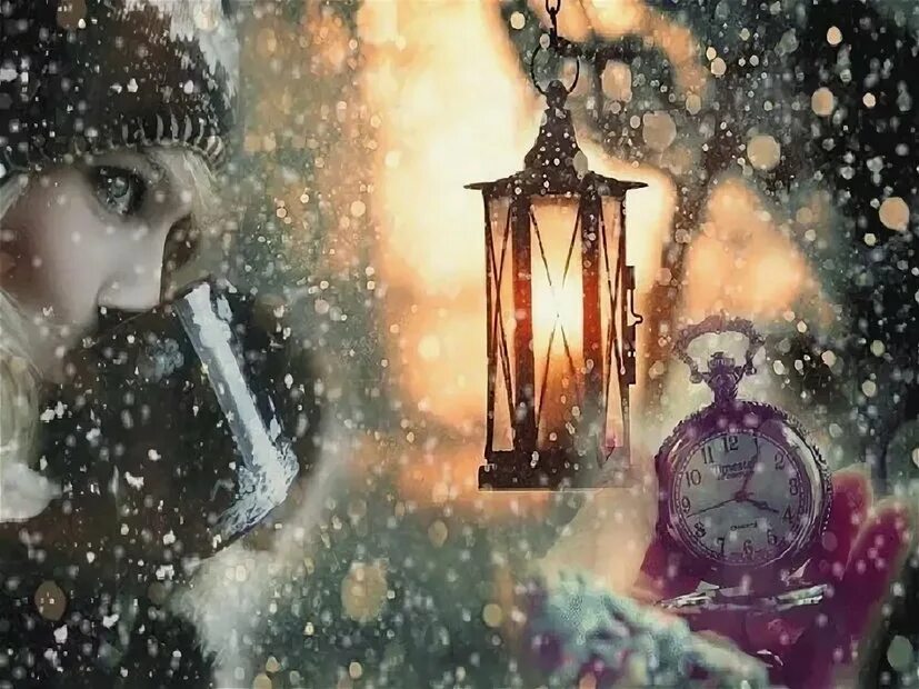 Зима. Девушка, снег кружится. Декабрь месяц чудес и волшебства. Зима в деревне. В новый год за окном тихо падает.