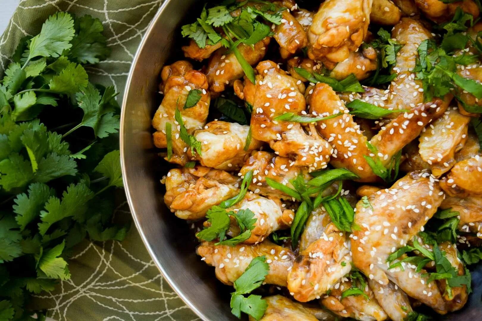 Курица соевый соус чеснок на сковороде. Куриные крылышки терияки. курочка терияки. куриная грудка терияки. соус терияки для острых крылышек.