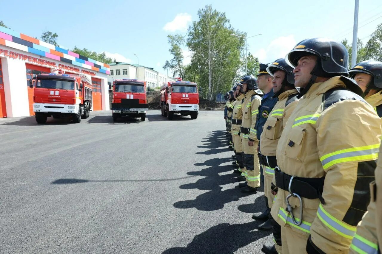 Пожары в пожарных депо. Новая пожарная часть в Карабаше. Пожарная часть. Пожарные и спасатели. Территория пожарной части.