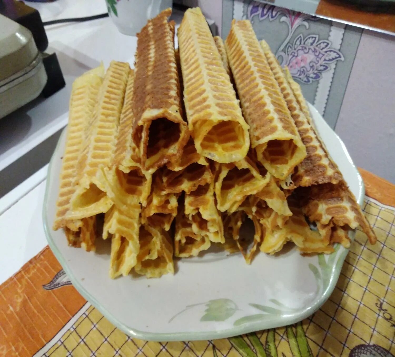 Вкусные вафли в электровафельнице. Бельгийские вафли цезарь. Трубочки из вафель. Вафельные трубочки в электровафельнице. Вафельные трубочки.