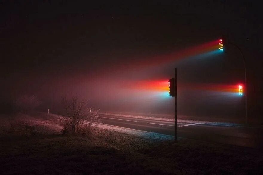 Прожектор туман. Светофор в тумане. Свет фонаря. Свет от фонаря. Фонарь в тумане.