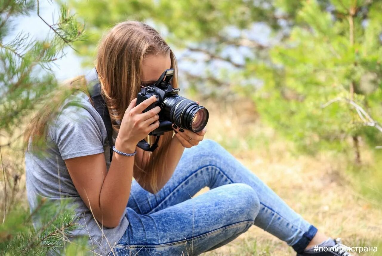 Увлеклась видео. Девушка с фотоаппаратом. Подросток с фотоаппаратом. Подросток фотографирует. Фотограф подросток.