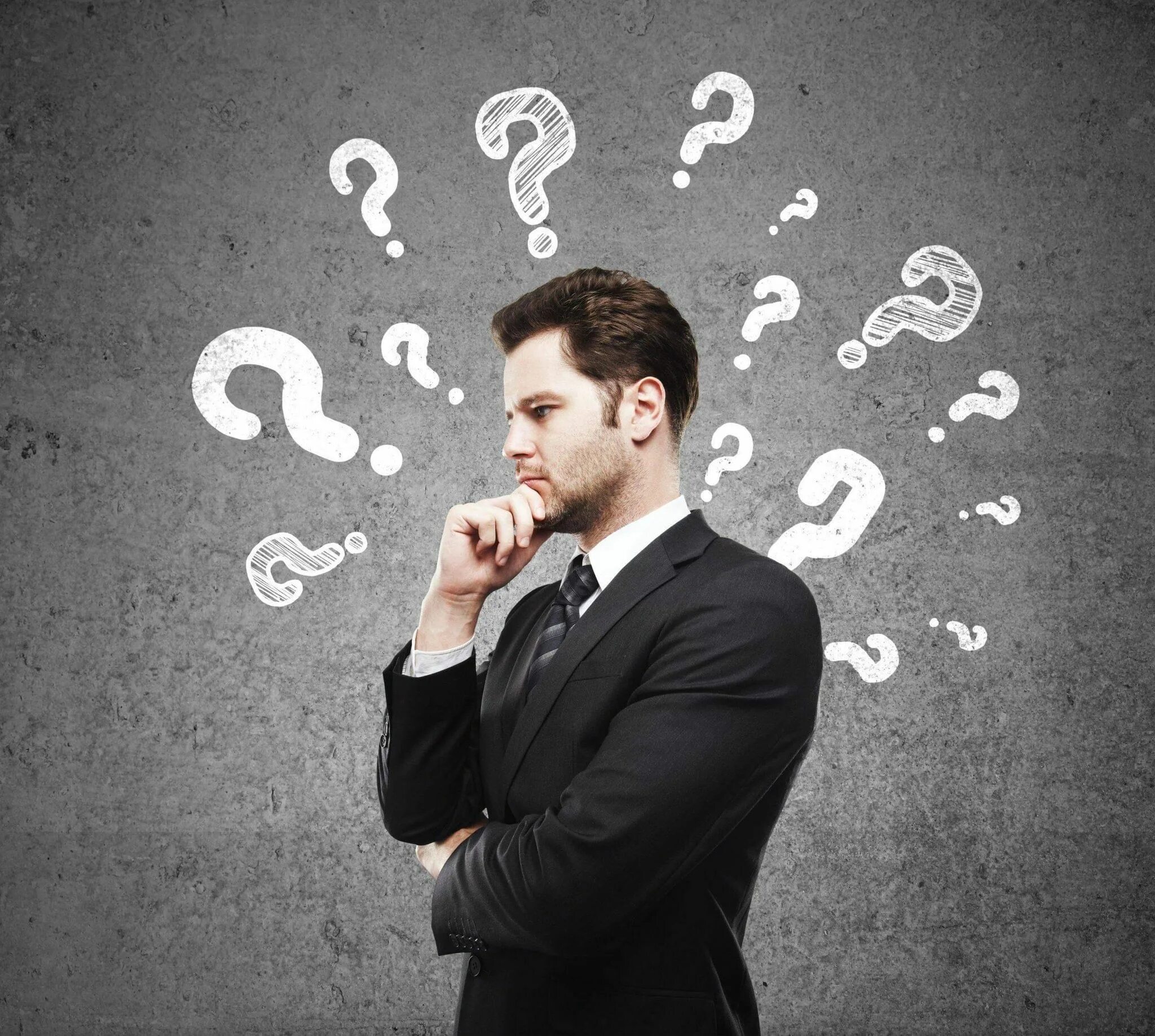 Думает ли. Человек думает. Думает ли обо мне. Бизнесмен размышляет. Задумчивый человек.