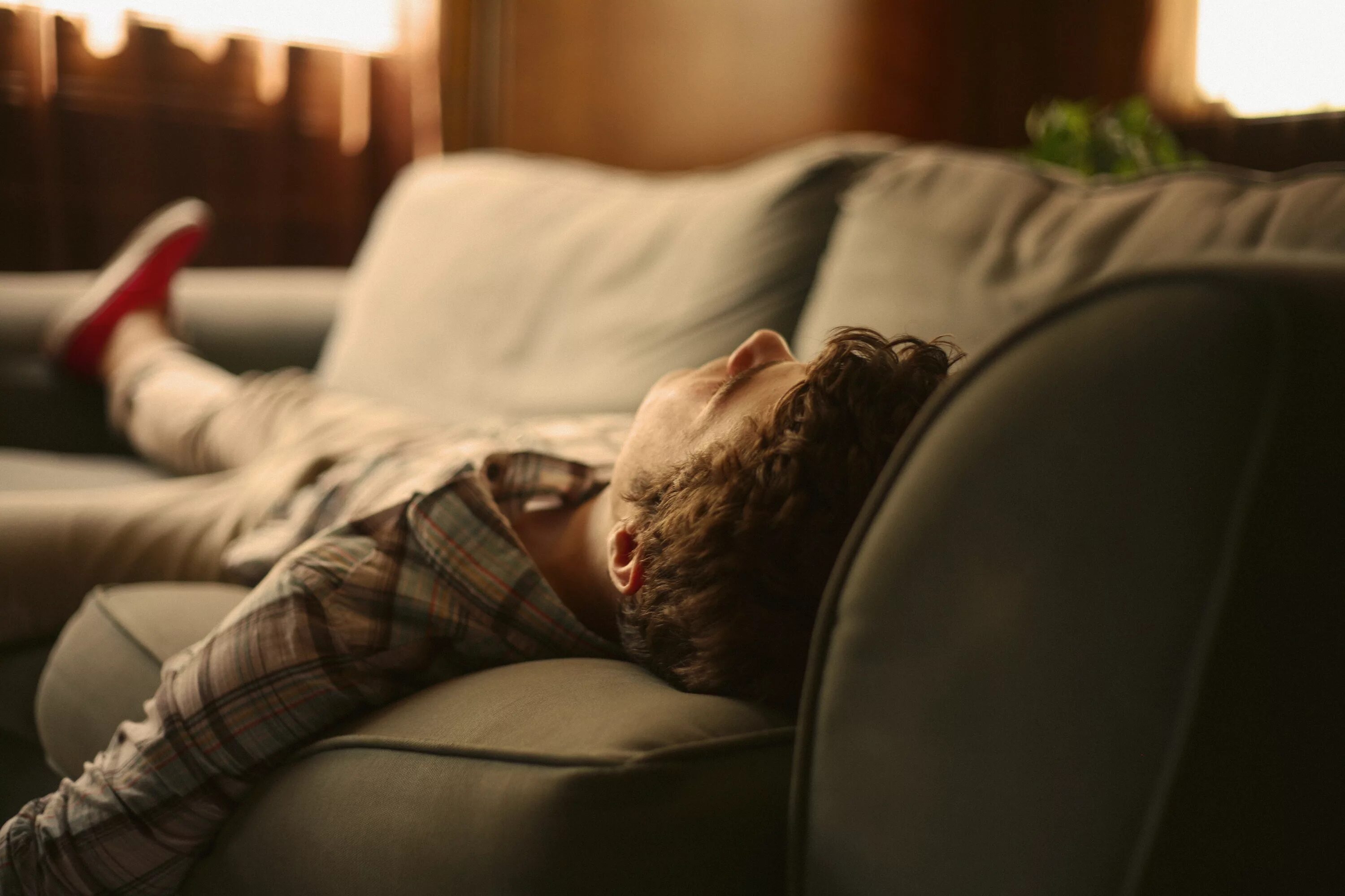 Мужчина лежит. Человек лежит на диване. Парениьлежит на диване. Спящий человек на диване.
