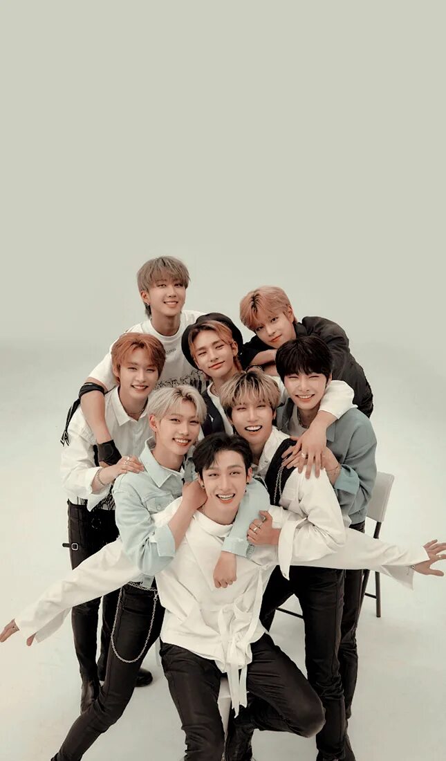 Торт stray kids. Группа stray kids 2020. K pop для детей. Корейская группа boy story. Группа бтс корея мультяшные.