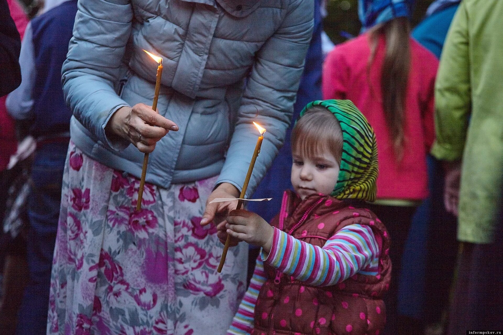 Праздник сегодня родительское. Дмитриевская суббота. Традиция отмечать праздник с усопшими. ) Дмитриевская (Митриева) суббота. Девочка ставит свечку праздник Троицы.