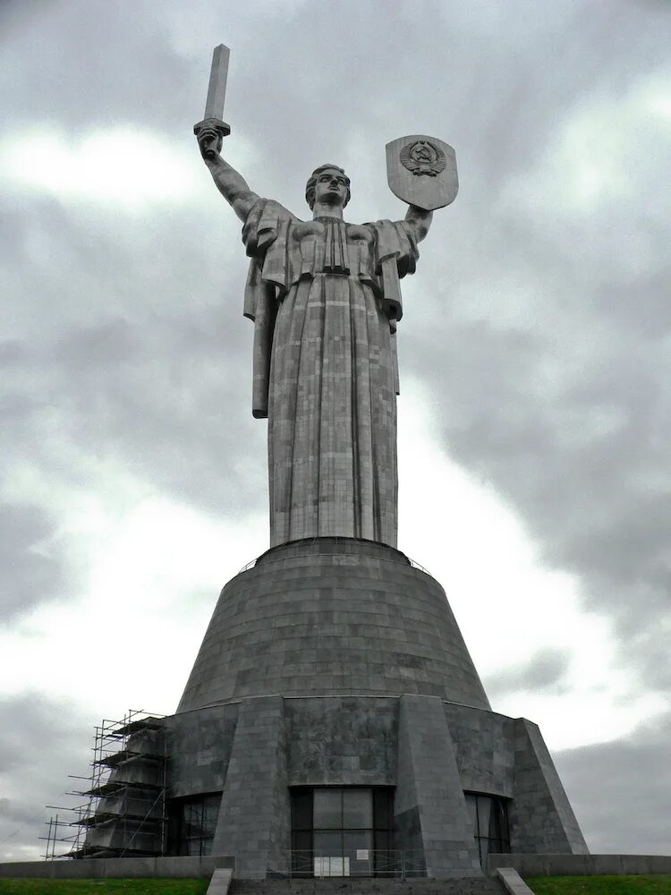 Памятник другое название. Родина-мать (Киев). Памятник на Украине Родина мать. Родина мать в Киеве сейчас. Скульптура Родина мать в Киеве.