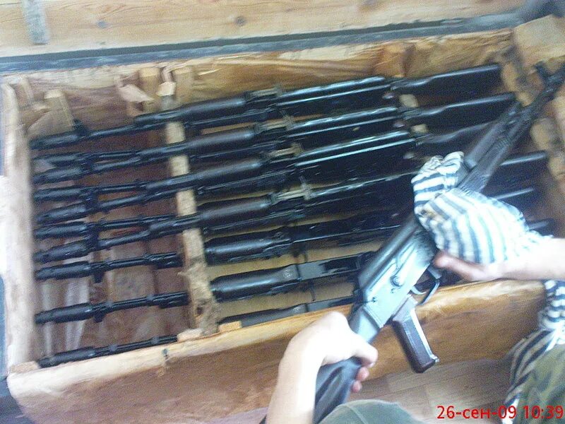 Ящик для автоматов. Ящик с оружием. Склад ак 47. Оружейный ящик. Ящик калашей.