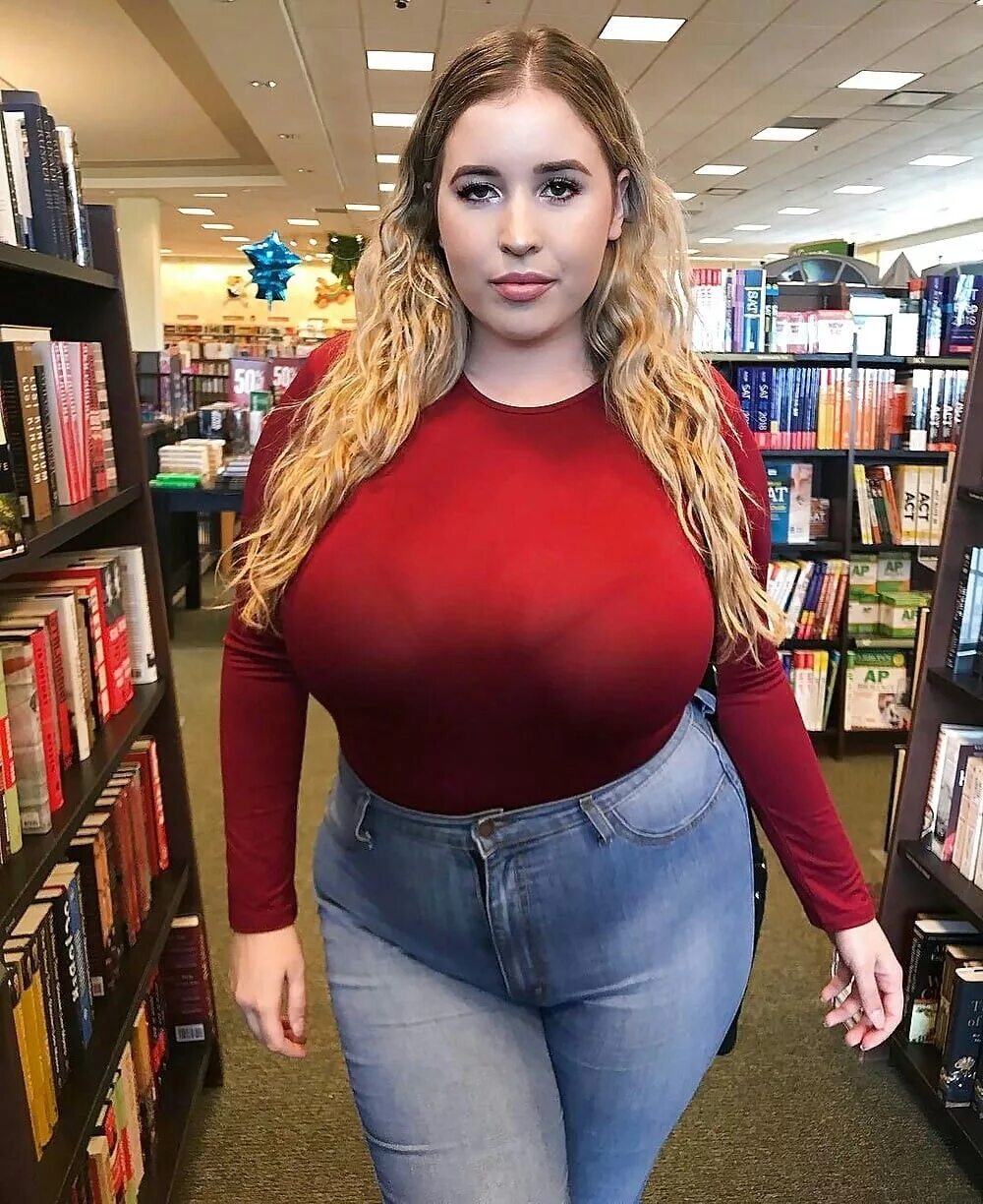 Больше толще. Большая грудь очень большая. Толстушки с большой грудью. Толстая девушка с большим бюстом. Молодые толстушки с большими.
