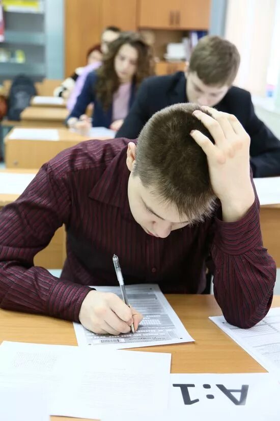 Между экзаменами в школе и жизненным экзаменом. Экзамены в школе. Ученики на ЕГЭ. Школьники на экзамене. Экзамен ЕГЭ.