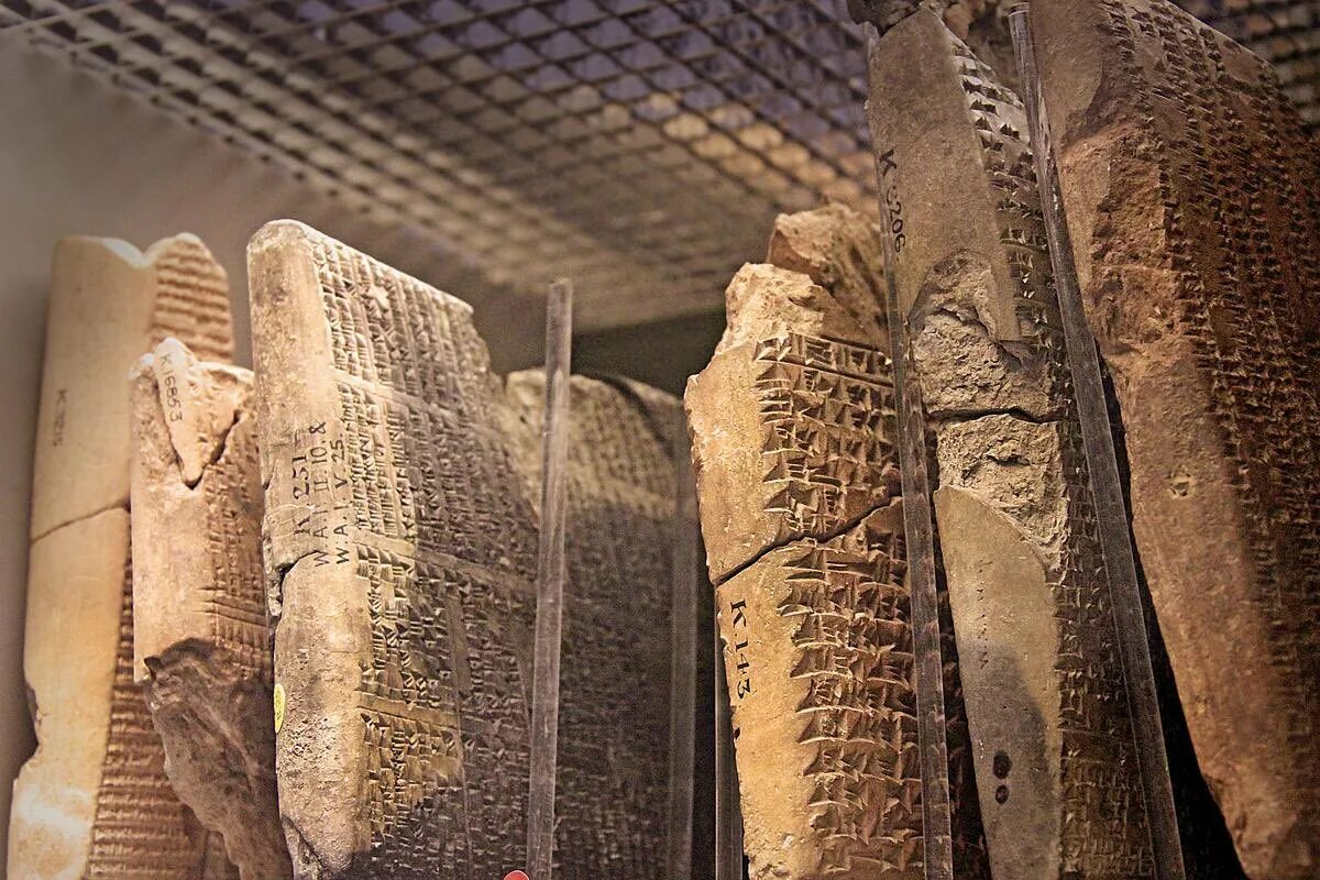Библиотека ашшурбанапала кратко. Ассирия библиотека царя Ашшурбанапала. Глиняная библиотека Ашшурбанипала. Древняя библиотека Ашшурбанипала. Библиотека царя Ашшурбанапала глиняные таблички.