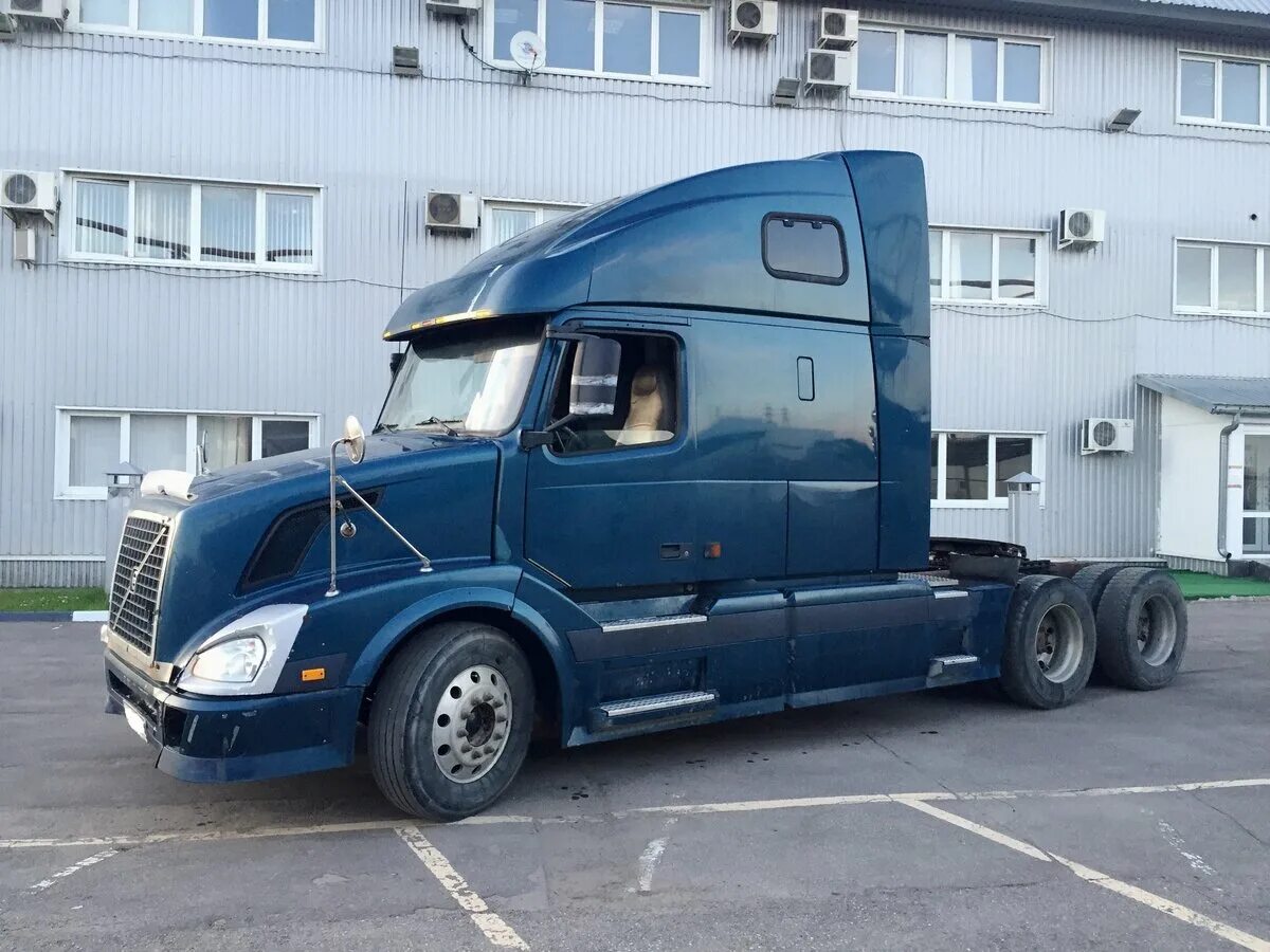 Купить вольво внл бу. Volvo VNL 670. Volvo VNL 660. Volvo VNL 670 2004. Тягач Volvo VNL 660.