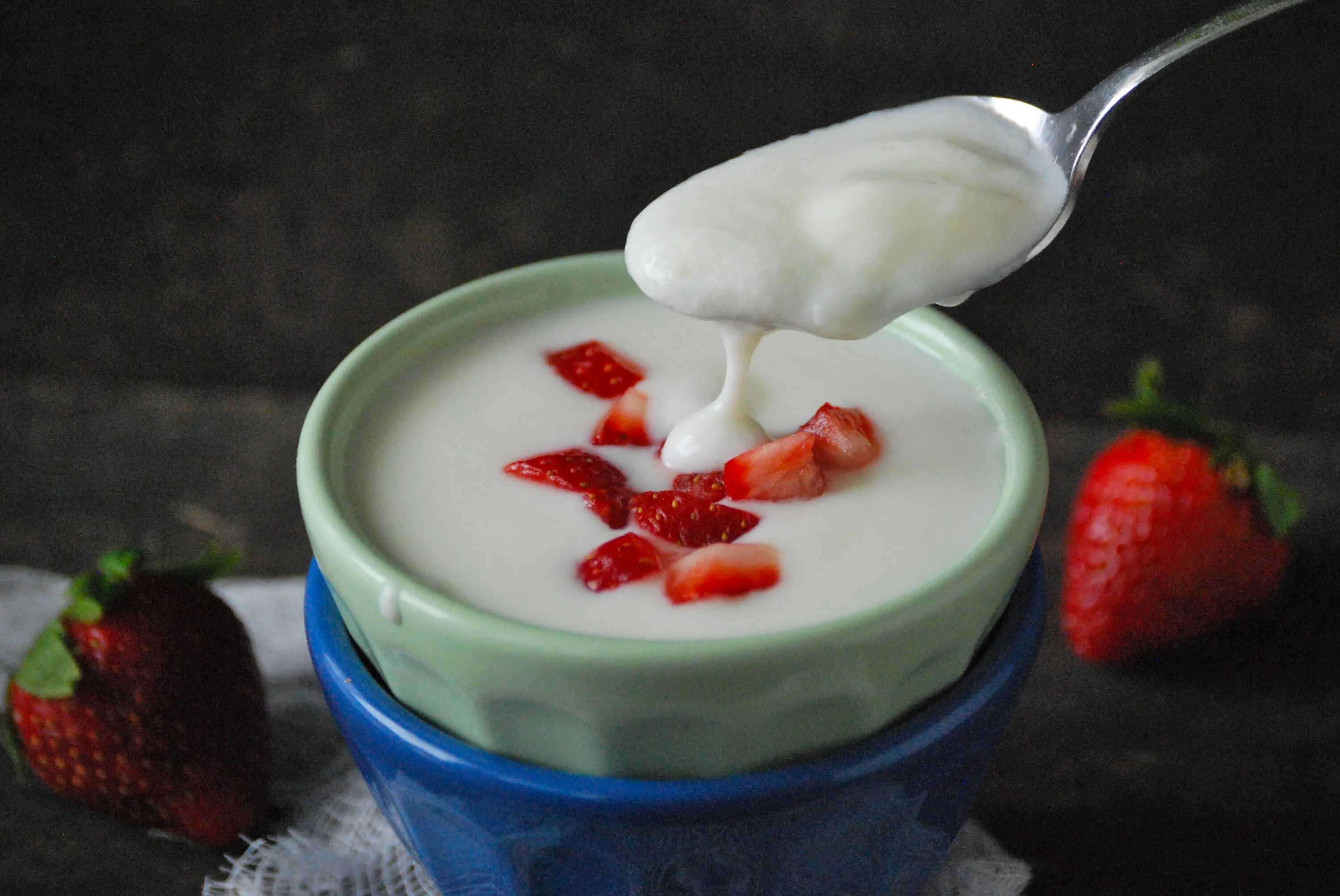 Фото йогурта. Вилли йогурт. Йогурт консистенция. Йогурт чаша. Йогурт в тарелке.