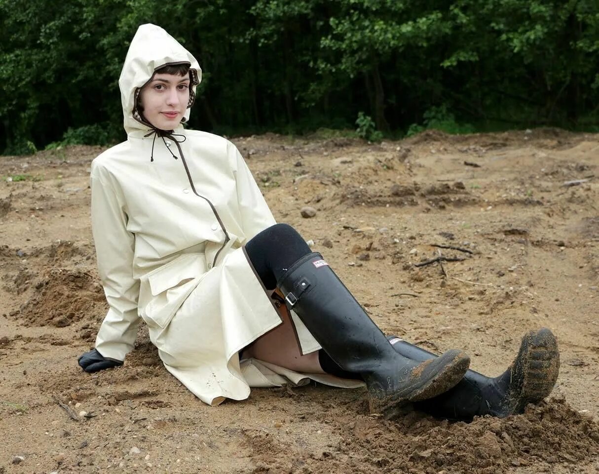 В кармане шуба плащ и сапоги. Байкерские ботинки с пальто. Ботфорты с плащом. В кармане шуба плащ и сапоги. Девушка в желтом плаще.