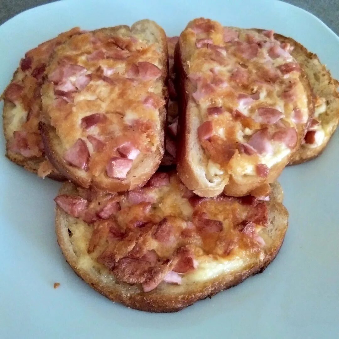 Гренки с колбасой и сыром на сковороде. Гренки с сосисками и сыром. гренки с яйцом, сыром и сосисками. гренки с сосисками и яйцом на сковороде. гренки с яйцом и сыром.