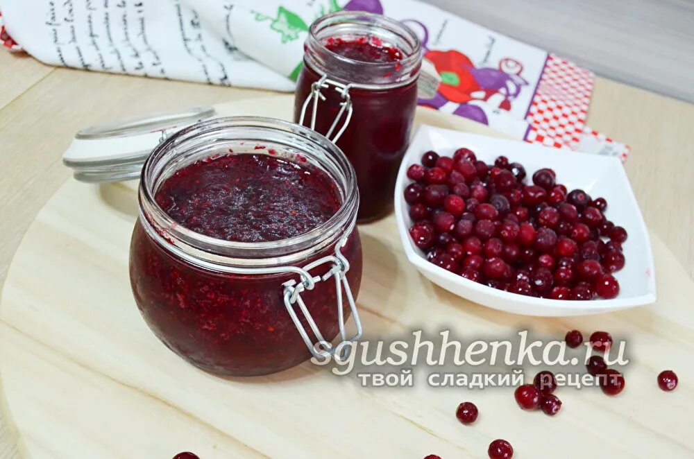 Клюква с медом полезность. Брусничный мед. Мед перетертый с ягодами. Клюква и чеснок и мед. Клюква с медом.