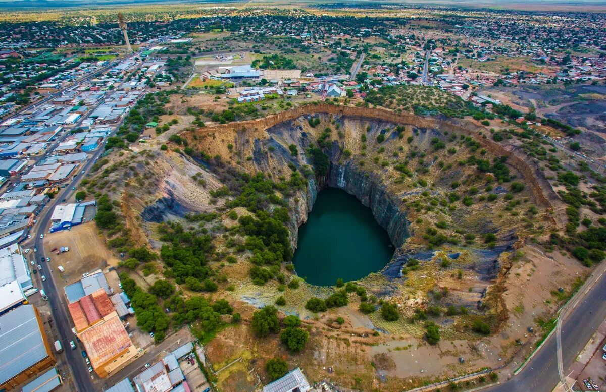 Самый большой округ в мире. Алмазный карьер Кимберли ЮАР. Кимберлитовая трубка ЮАР. Большая дыра в Кимберли ЮАР. Кимберлитовая трубка «большая дыра».