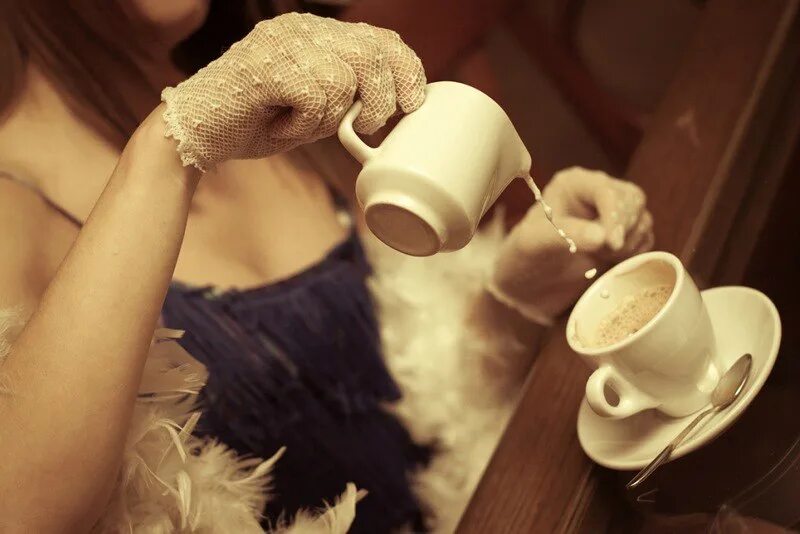 Ты пьешь как всегда кофе. Девушка с кофе. Утренний кофе девушка. Девушка с чашкой кофе. Девушка пьет кофе.