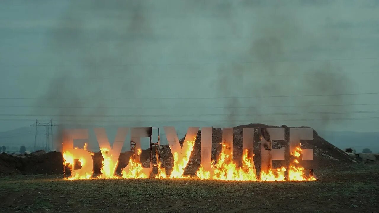 Сжечь будущее время. Горящее Future. Сгори в огне. Сожгите прошлое в огне гори. Киев в огне сейчас.