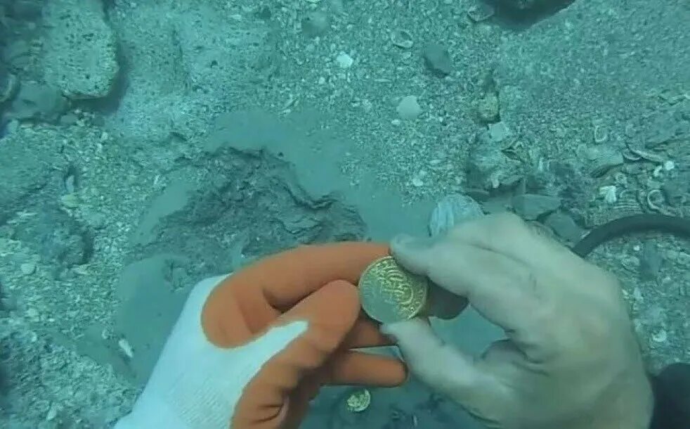 Карибское море затонувшие корабли. 67 дней в море нашли. Меч крестоносца со дна моря в израиле. Риф из глины. Черное море затонувший древнегреческий корабль.