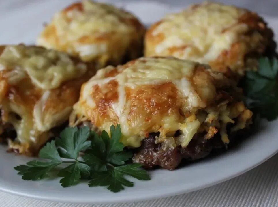Блюда из фарша мясного рецепты. Стожки. стожки с капустой. стожок из фарша и картофеля. стожки с грибами.