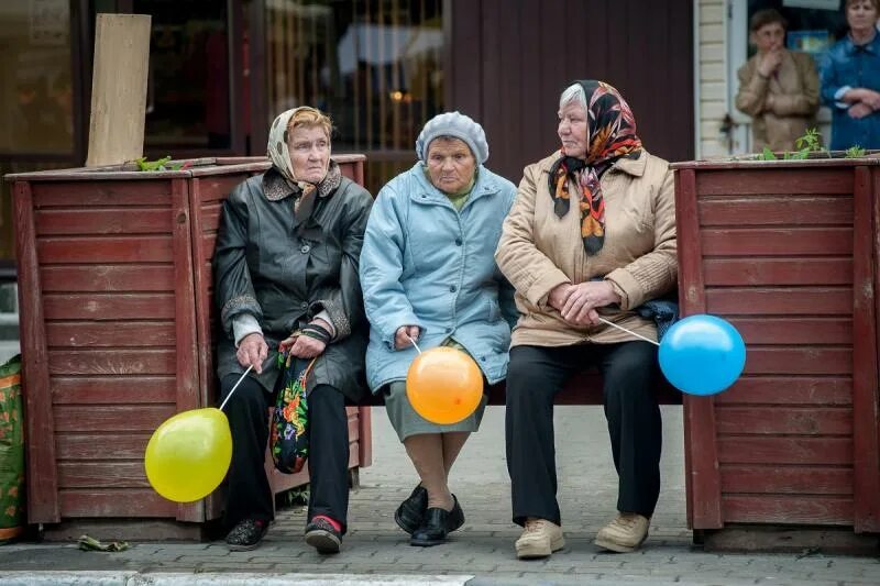 Пенсионерам можно выходить. Пенсионеры в России. Русские пенсионеры. Русские пенсионеры радуются. Встреча Стариков.