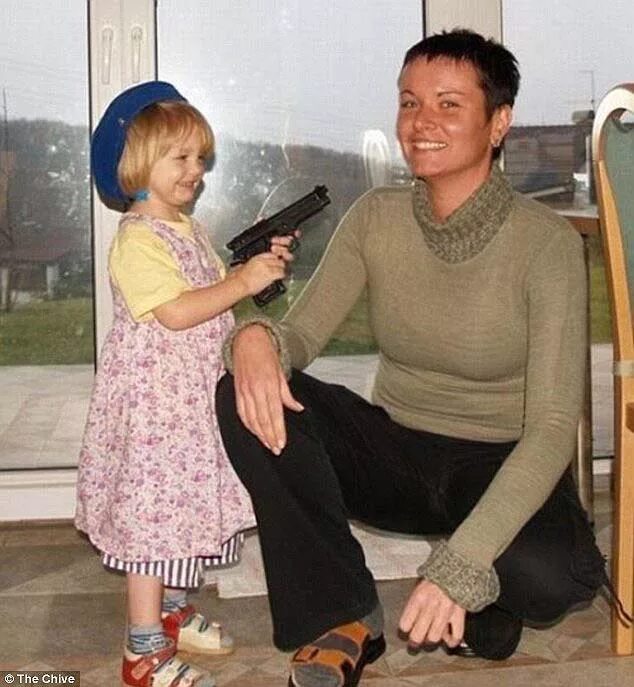 ожирение малоподвижный образ жизни. маленький ребенок и взрослый. худший родитель года. ссора с мамой. мама кричит на ребенка.