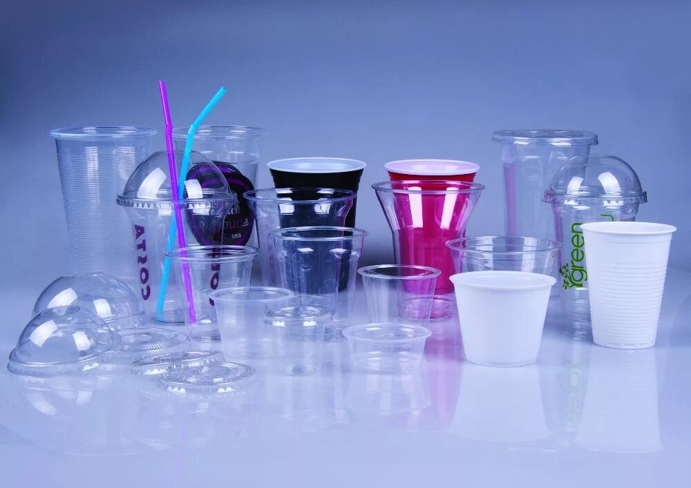 Pp pet. Пластиковый стакан. Коктейль в пластиковом стакане. Стаканчик пластмассовый. Пластиковые стаканчики для холодных напитков.