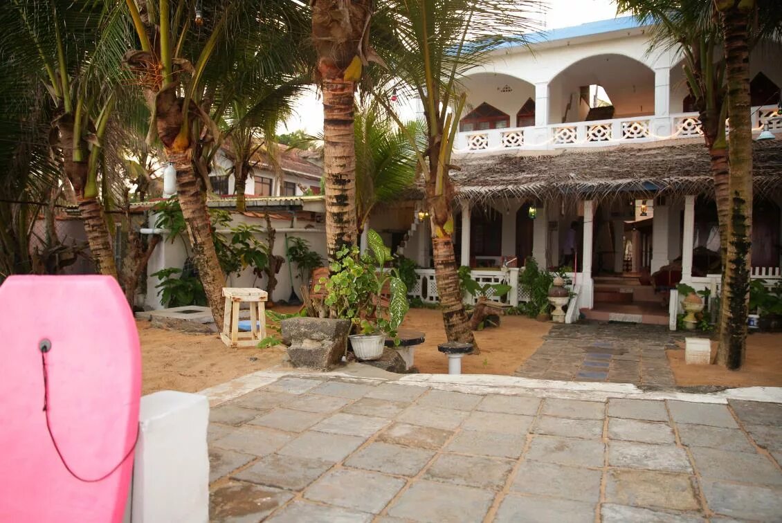 Yula beach hikkaduwa. Blue sky hotel 3 хиккадува. hikkaduwa beach hotel 3. blue sky hotel hikkaduwa 3*. фото отеля шри ланка sea shine guest house hotel.