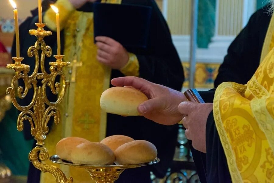 Раздробление артоса. Артос лакас. Хлеб в церкви. Освящение хлебов. Освященный хлеб 5.
