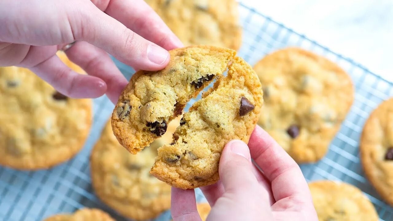 Cookies home. Печенье с шоколадной крошкой. печенье ириска. печенье с секретом. chocolate chip cookies.