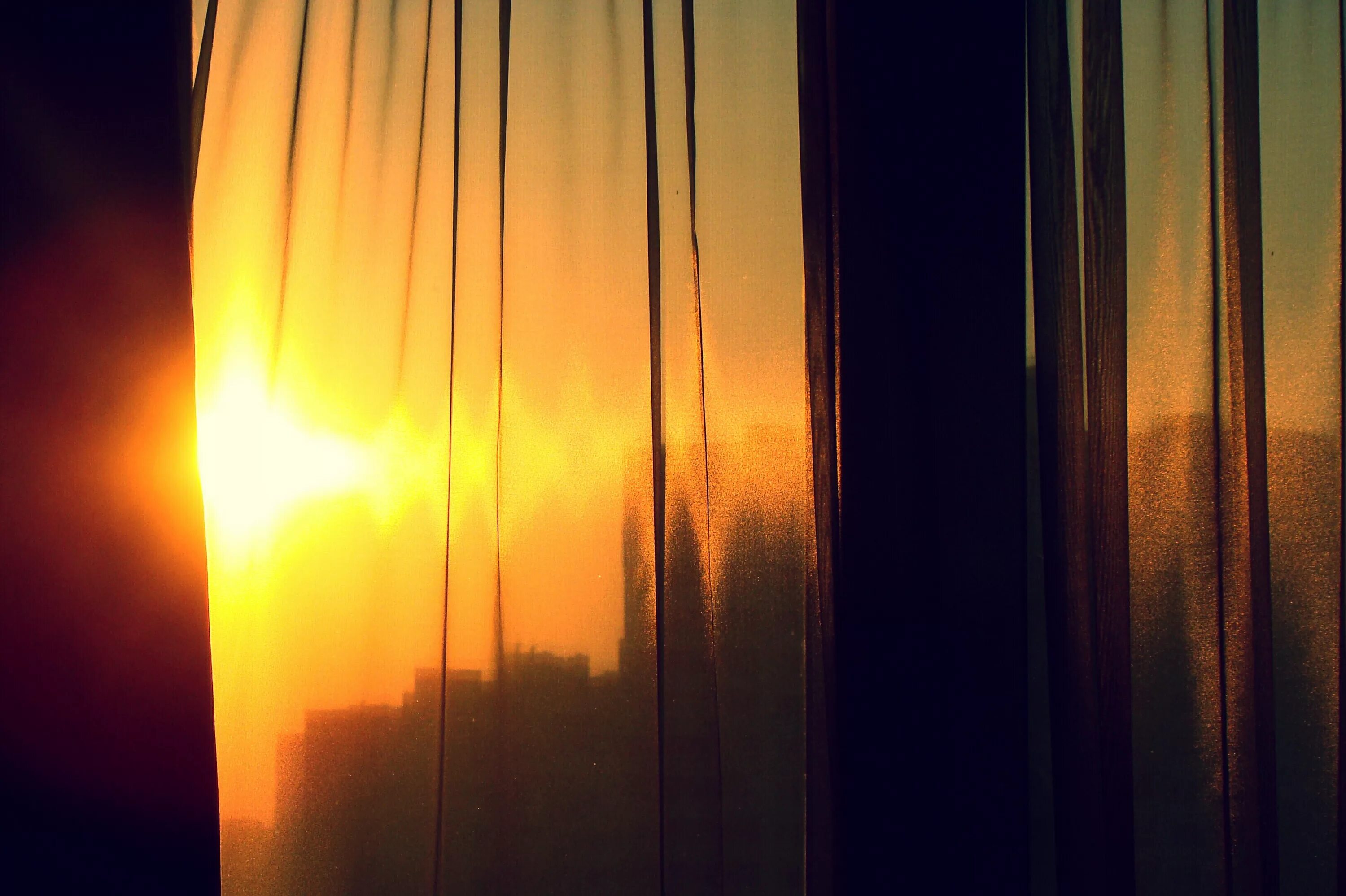 Лучи солнца в комнате. Солнце сквозь шторы. Луч солнца в окне. Лучи солнца через окно. Почему солнечный свет прошедший сквозь оконное стекло
