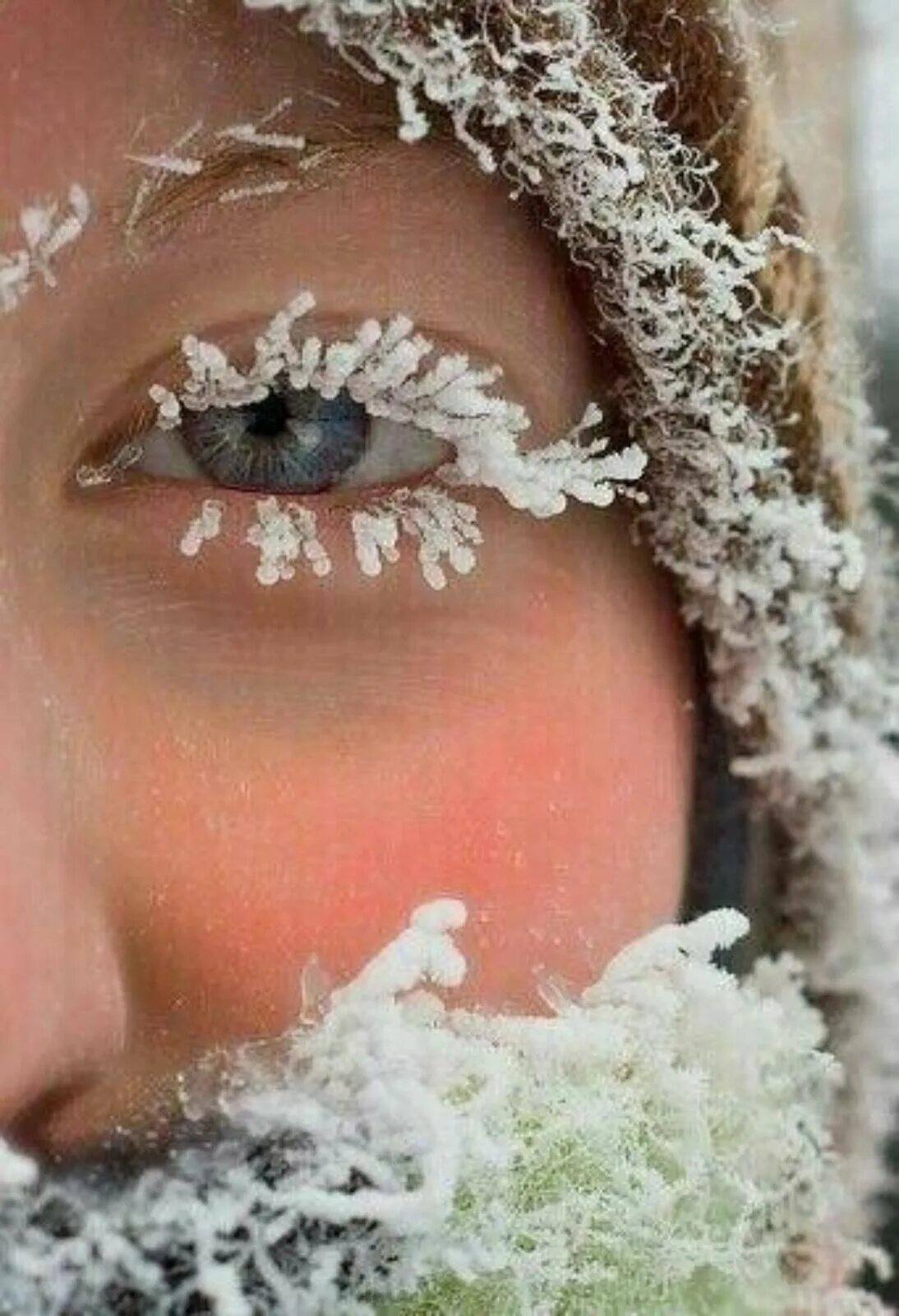 В сильный мороз ноги замерзают. Снег на ресницах. Иней на ресницах. Девушка зима. Снежинки на ресницах.