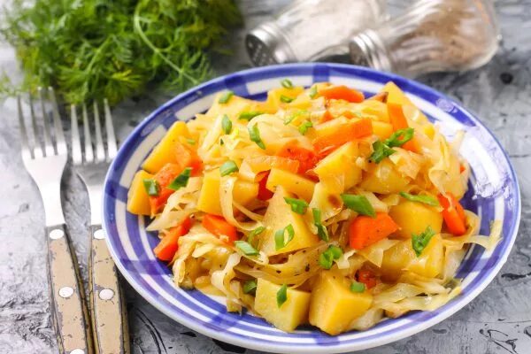 Рецепт капуста картошка морковь. Белокочанная капуста рагу. Овощное рагу с капустой. Овощное рагу из капусты и картофеля. Рагу овощное с белокочанной капустой.