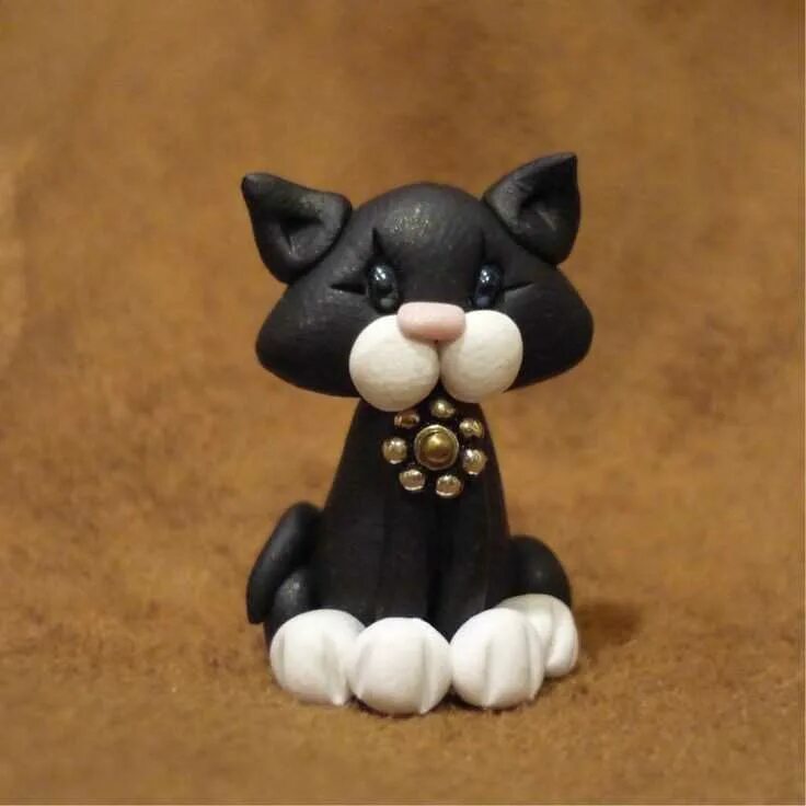 Слепить кошку из легкого пластилина. Фигурки кошек из полимерной глины. котик из пластилина. лепка котенок. фигуреп кота из полимерной глины.