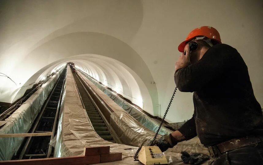 Станция метро Елизаровская. Метро площадь Ленина Санкт-Петербург эскалатор. Площадь Ленина метро Питер эскалатор. Станция метро площадь Ленина Новосибирск эскалатор. Метро ремонтные