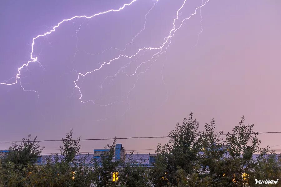 молния над городом. сегодня будет гроза. гроза в вологде. сильная гроза. сегодня какая погода в сибае? гроза будет ?.