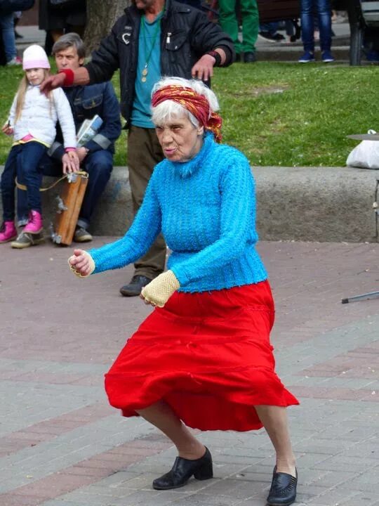 Где бабка танцует. Бабка танцует. Танцы бабушек. Танцующая старушка. Танцы пенсионеров смешные.