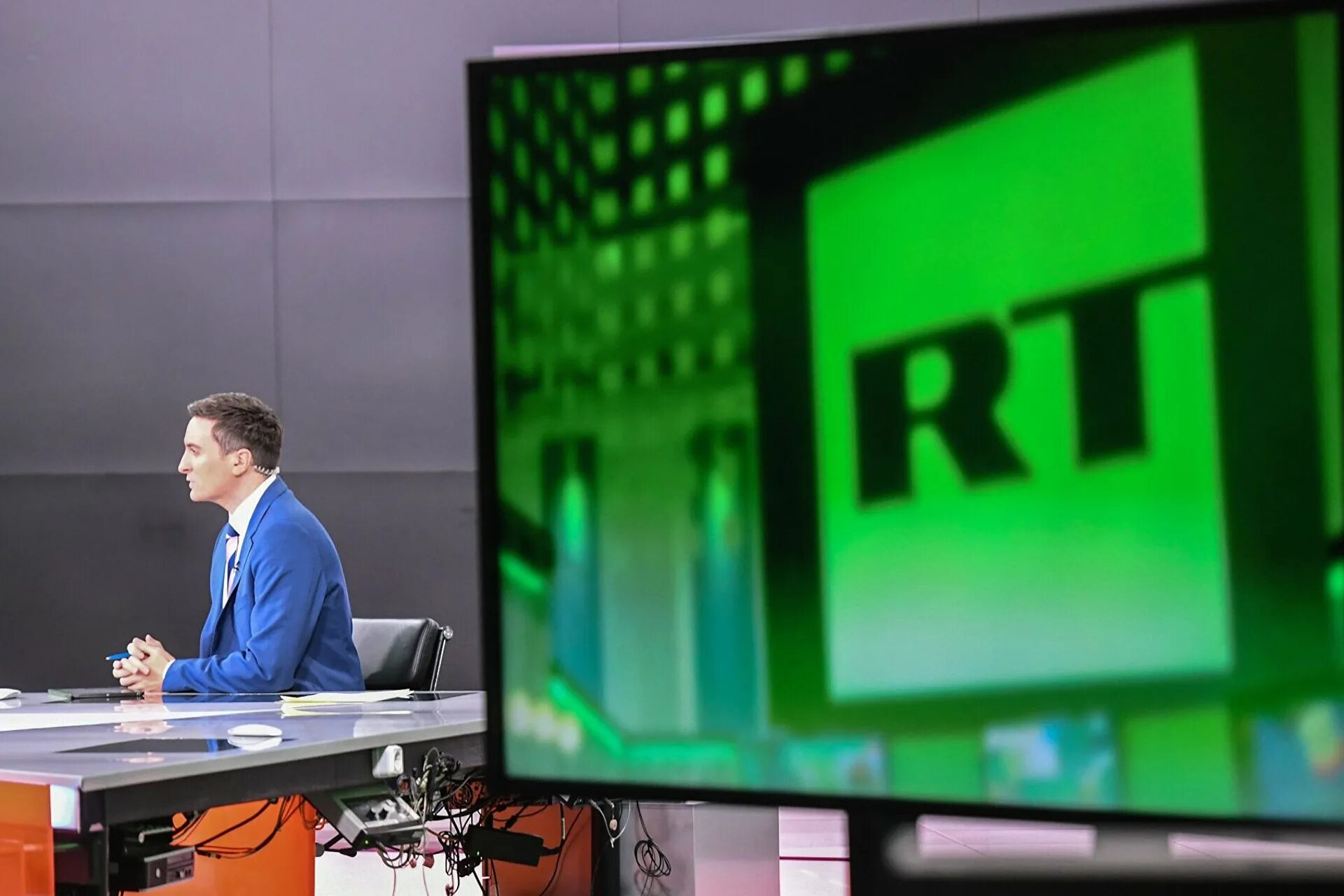 Rt. Корреспонденты раша тудей. телеканал rt (russia today). раша тудей ведущий. russia today студия.