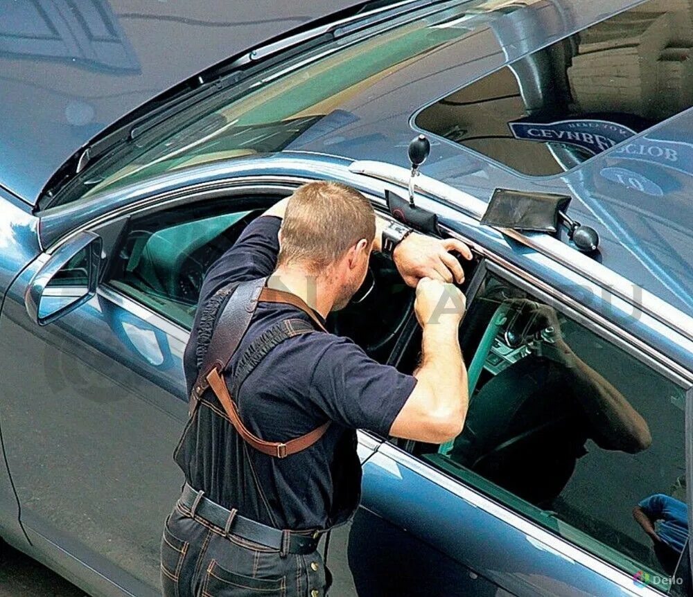 Аварийное вскрытие машины. Вскрытие авто. вскрытие замков автомобиля. аварийное вскрытие автомобиля. вскрытие двери машины.