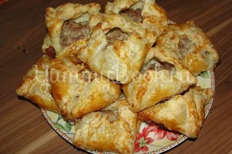 Приготовить мясо в слоеного теста