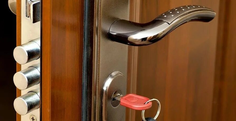 Ручка крит для входных металлических дверей. 32. Ручка на входную металлическую. Ручки для входных дверей. Ручка для входной металлической двери.