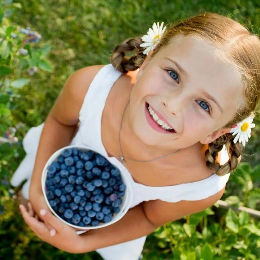 Девочка есть красиво. Девушка ест чернику. Девушка с ягодами. Ягоды для детей. Девушка с черникой.
