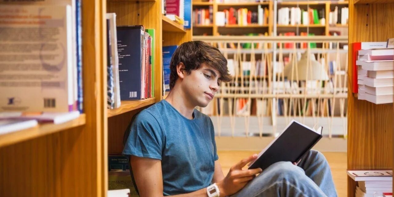 Подросток с книгой. Чтение подростков. Подросток с книжкой. Чтение книг подростки. Малыш генерального читать
