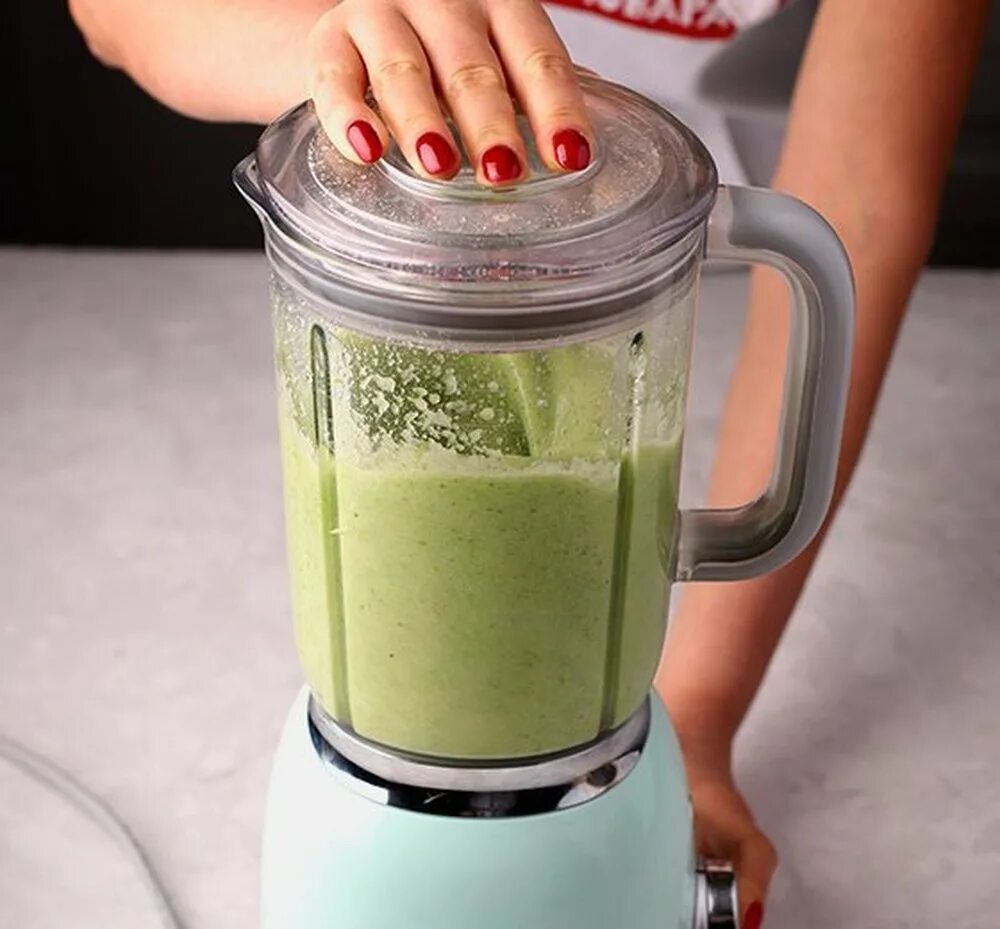 погружной блендер для смузи. девушка со смузи. блендер для смузи. в чем делают смузи. смузи для похудения из фруктов.
