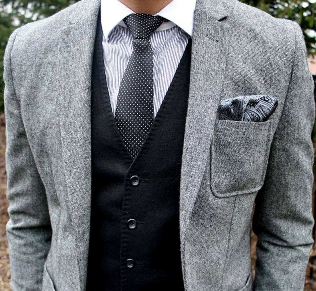 Темно серый пиджак. Серый пиджак мужской. Черный костюм серая жилетка. Серый пиджак с черным галстуком.