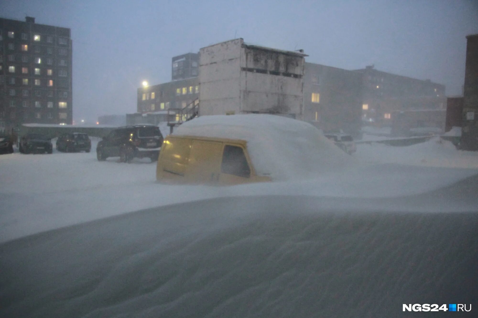 Норильск Пурга. Норильск зима 2008. Норильск зима черная Пурга. Чёрная Пурга в Норильске 2021. День высоких сугробов