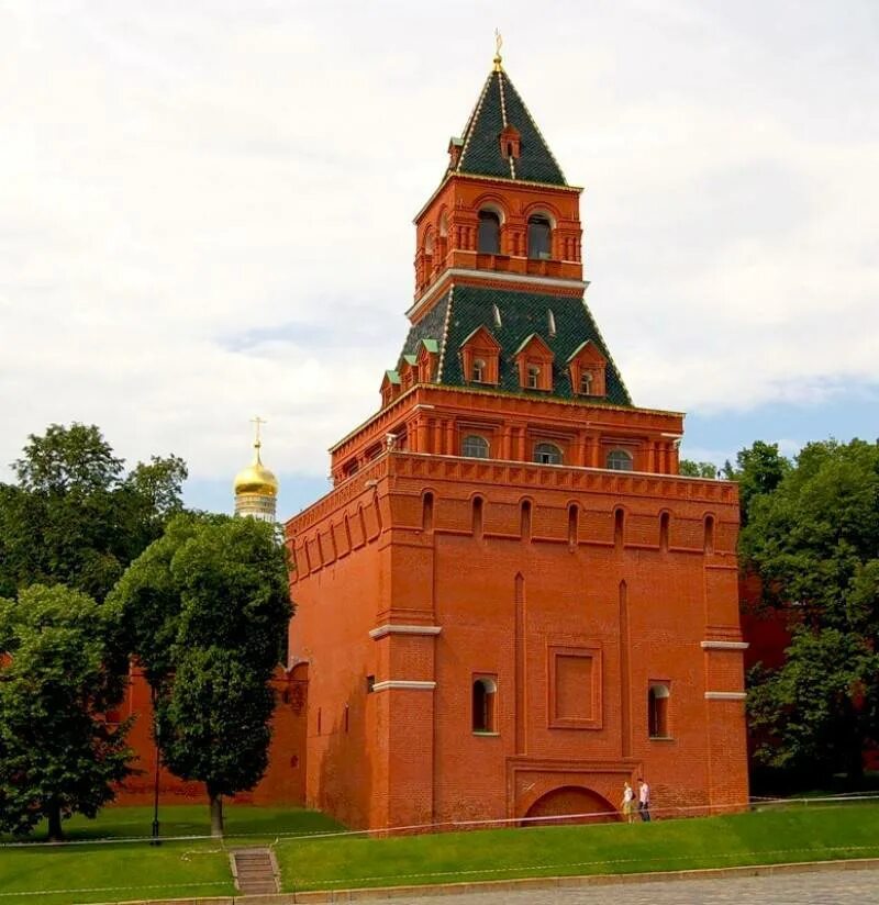 Московский кремль имеет 20 башен