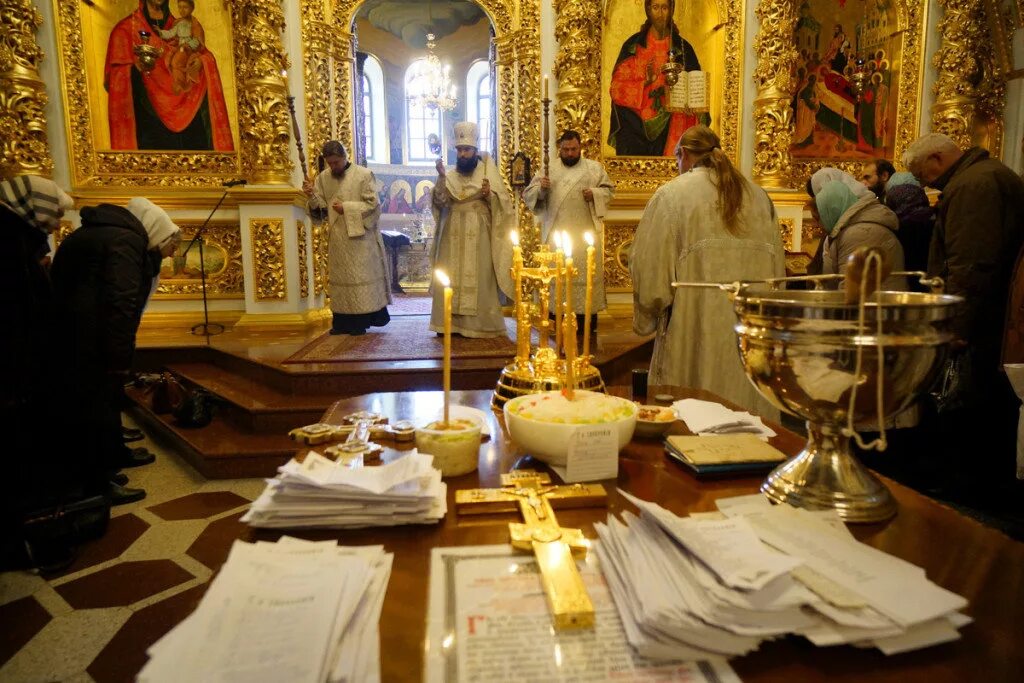 Как правильно поминать в церкви. Поминальный стол в церкви. панихидный стол в храме. поминальный стол в храме св нины. обстановка церковь стол.